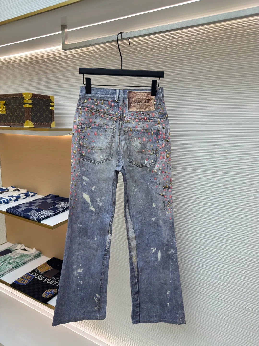 Acne Studios Japan Minami Aoyama capsule series jeans ●Authentic product: 7599 purchase and development ●Item number: 1680089-B10 ●Material: denim fabric ●Technology: three-dimensional beading ●Version: loose version ●Weight: about 625 grams ●Size: 34-36-38-40 ●Description: Part of the printing part is three-dimensional beading, the effect of the collision of the two processes! The overall wiring is straight and delicate, the fabric is comfortable and soft, and the color is consistent without color difference. It can be matched with the same style to create a fashionable look and control various occasions. Customized accessories, complete with three standards, same style for men and women!